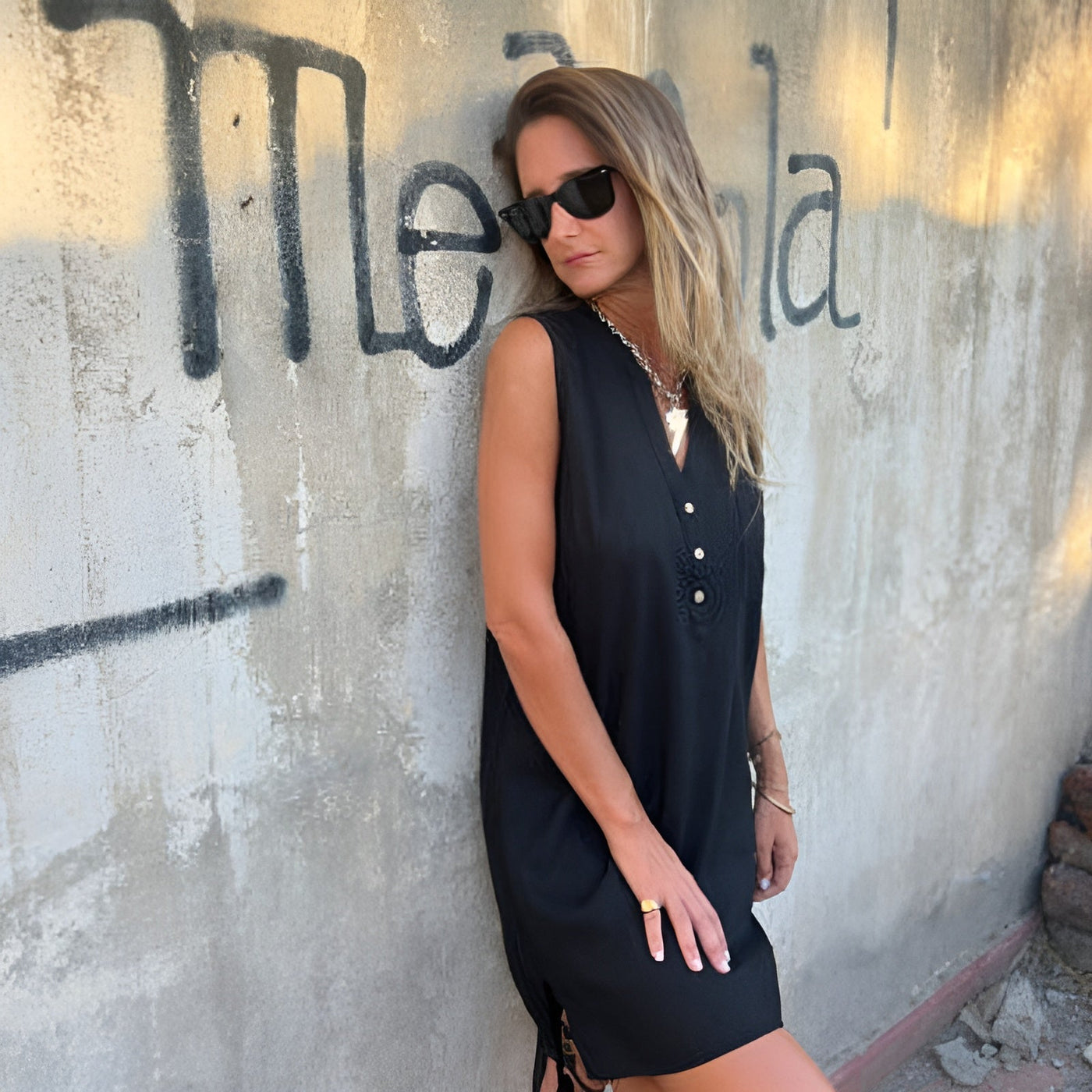 Pernilla™ | V-ringad Ärmlös Klänning